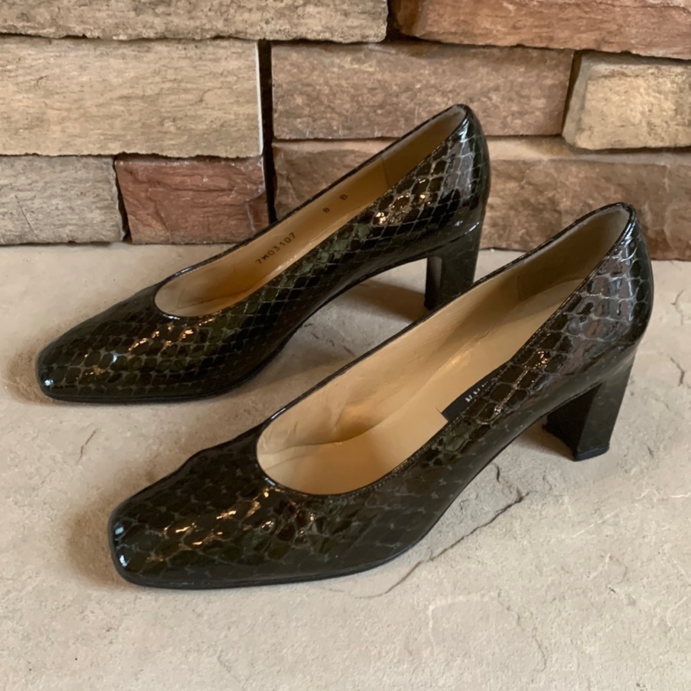 STUART Weitzman size 8 brown patten leather heel.